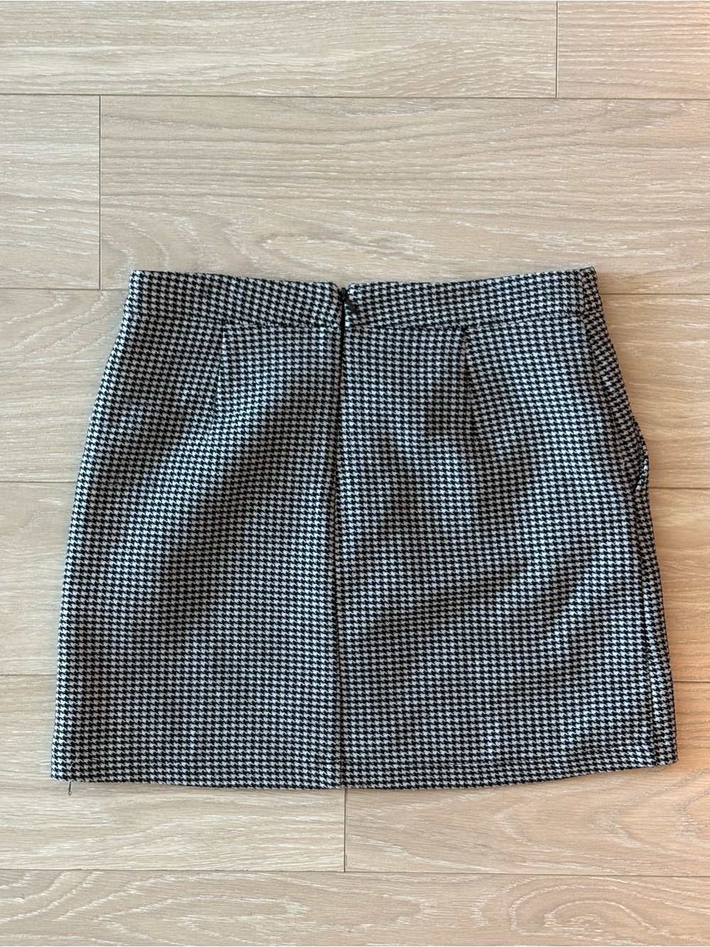 GAME DAY Classic Houndstooth Mini Skirt - Black & White - Picture 2 of 4